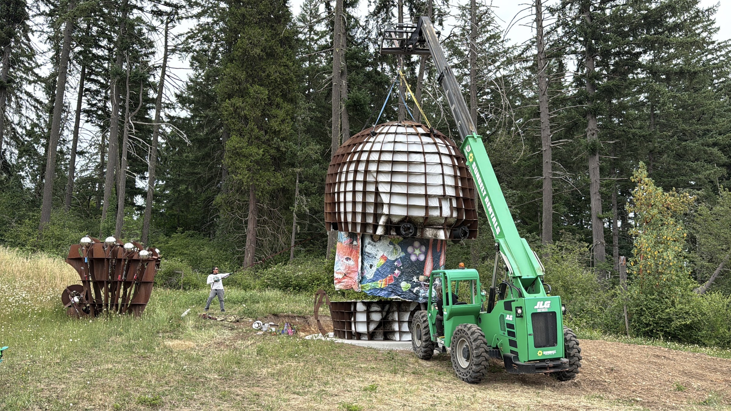 Awakening's head being lifted into place during installation at Chaos Vineyard